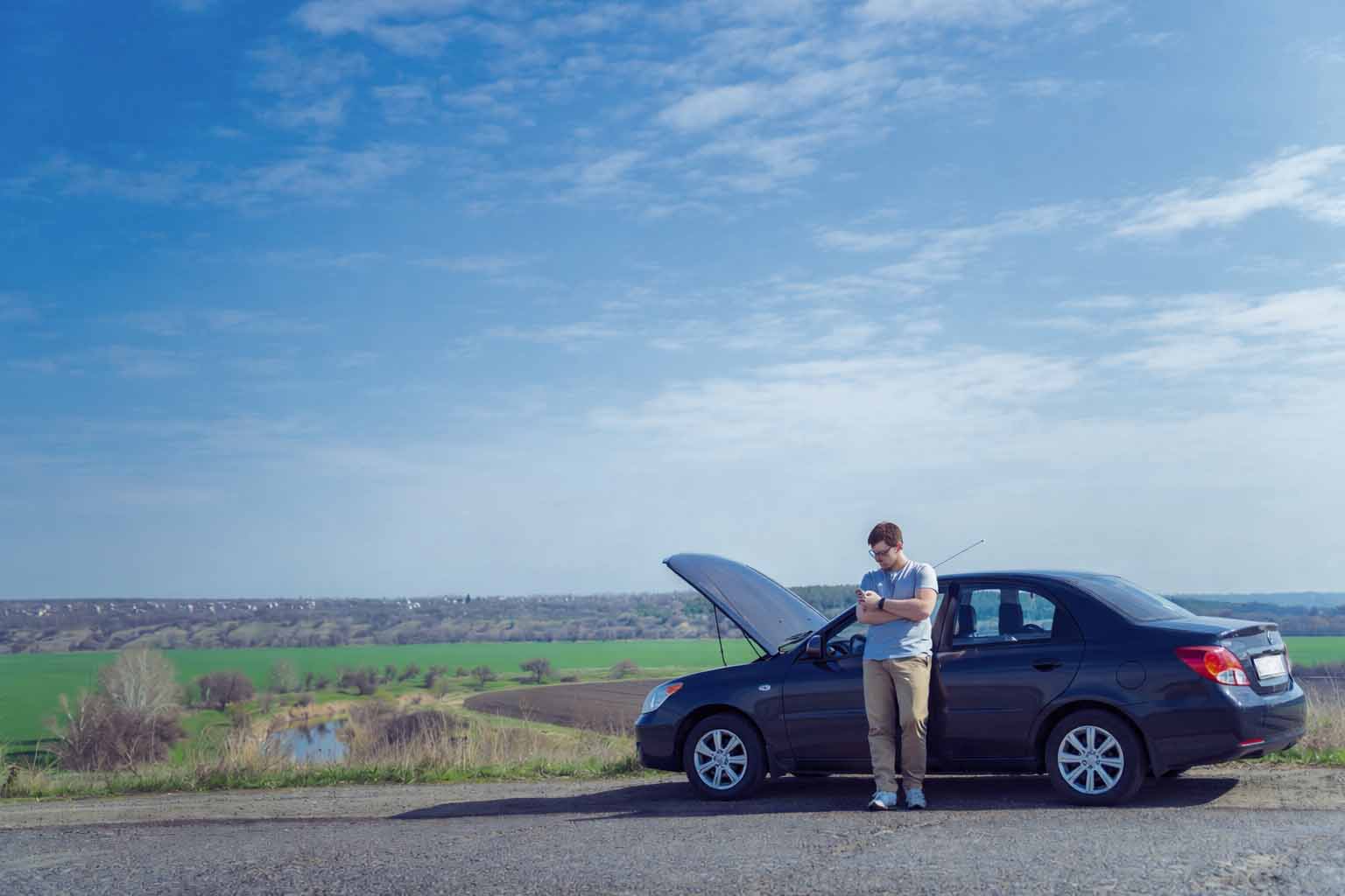 Sabah Saatlerinde Şehir İçinde Yolda Kalan Bir Araç