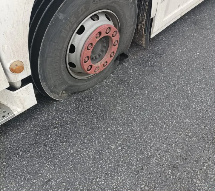 Ladi̇k Lasti̇kçi̇ (En Yakin Lasti̇kçi̇ Mobi̇l Lasti̇kçi̇) Yol Yardım Servisi fotoğrafı
